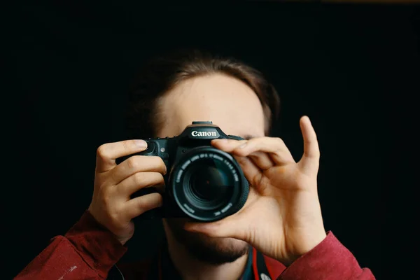 Чоловік фотографує камеру Канона. — стокове фото