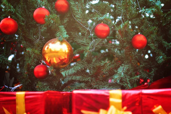 Weihnachtsbaum mit Dekorationen und Geschenken. — Stockfoto