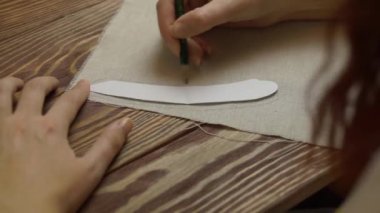 Ahşap masada el yapımı işler..