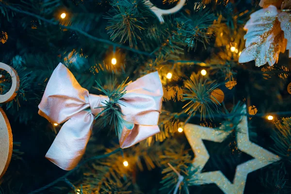 Vánoční stromek s dekoracemi. — Stock fotografie