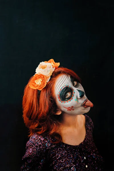 Uma jovem mulher no dia da máscara morta crânio rosto arte. — Fotografia de Stock