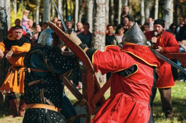 Seyircilerin önünde bir kılıç savaşı..