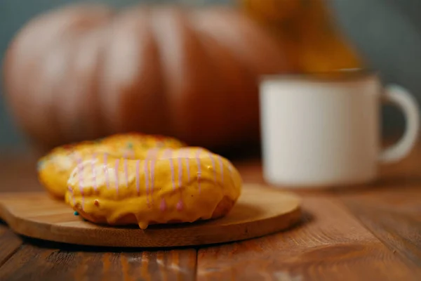 Donuts doces com esmalte de limão em uma bandeja de madeira. — Fotografia de Stock