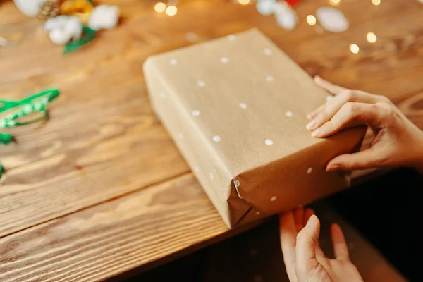 Großaufnahme von Frauenhänden beim Packen von Weihnachtsgeschenken. — Stockfoto