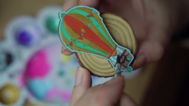 Pin para colorear de la mano de los seres humanos con pintura acrílica de imagen de globo de aire. — Vídeos de Stock