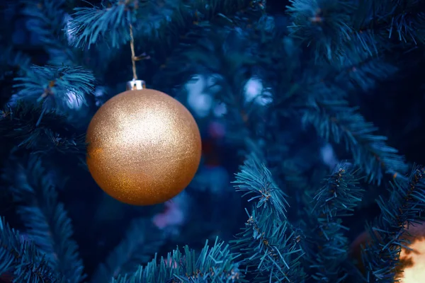 Weihnachtsbaum mit Dekoration. — Stockfoto