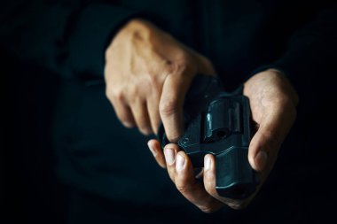 Adamın elinde tabanca var..