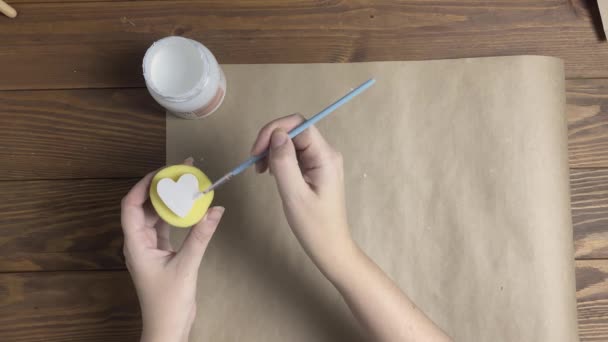 Mujer decora papel artesanal con patatas. — Vídeos de Stock