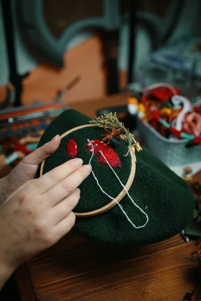 Pamuk iplikli mantar şapkalı nakış işlemi.