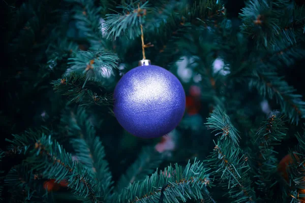 Kerstboom met versieringen. — Stockfoto