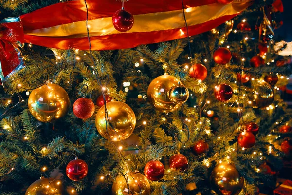 Kerstboom met versieringen. — Stockfoto