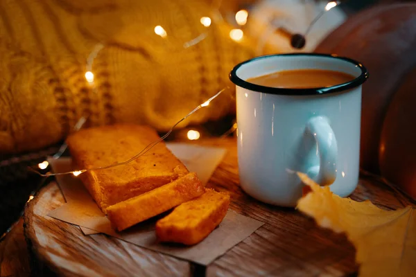 Suco de abóbora, bolo de cenoura em uma bandeja de madeira e suéter de malha laranja . — Fotografia de Stock