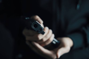 Silahları dolduran adama yaklaş..
