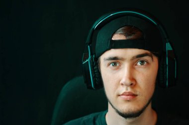 Kulaklık takan oyuncu