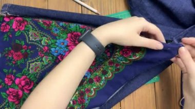 Ahşap arka planda giysileri yeniden yapmak.