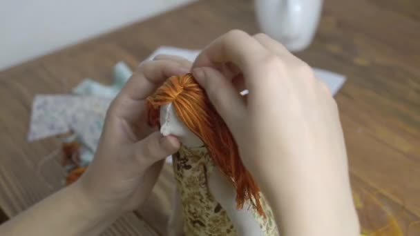 Женщины шьют красивую куклу из ткани. — стоковое видео