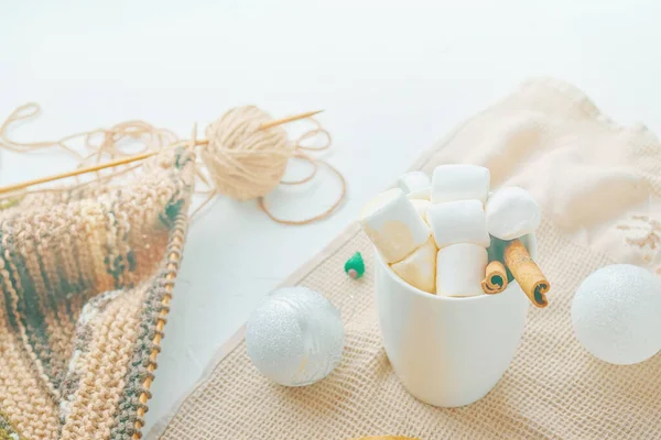 Heiße Schokolade mit Marshmallows und Zimt, Strickschal und Garnknäuel. — Stockfoto