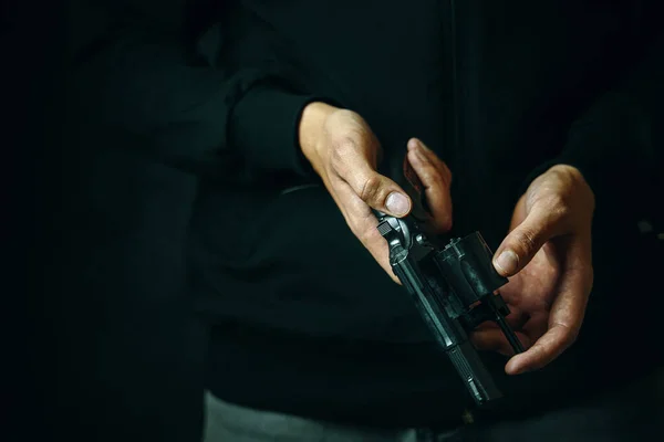 Közelkép az ember újratöltő revolver. — Stock Fotó