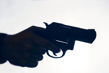 Beyaz arka planda tabancalı adamların silueti.