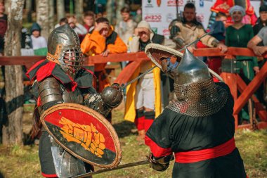 Savaşçı iki kadın savaşçı dövüşüyor..