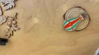 Ahşap masada boyalı heykelcikler ve akvaryum suluboyaları..