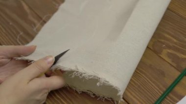 Ahşap masada el yapımı işler..