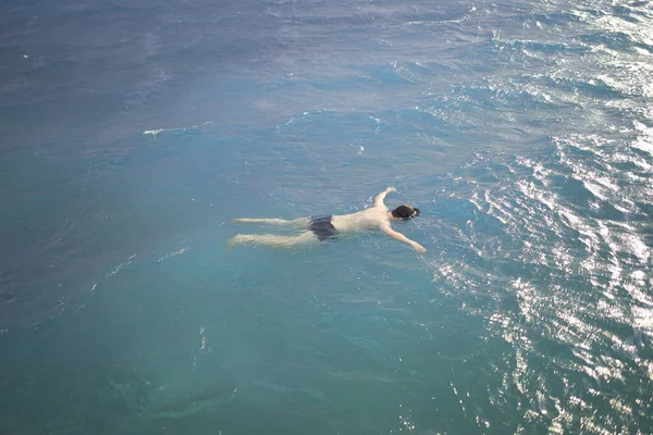 海に浮かぶ男の体. — ストック写真