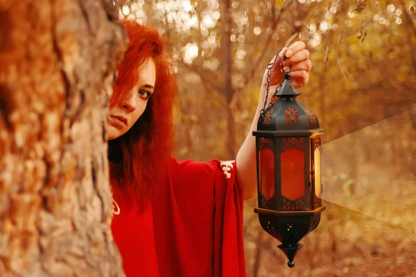 Femme tenant une lanterne avec une bougie. — Photo