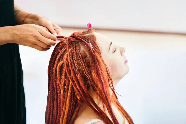 Processus de tressage des tresses sur la tête dans le salon de beauté. — Photo