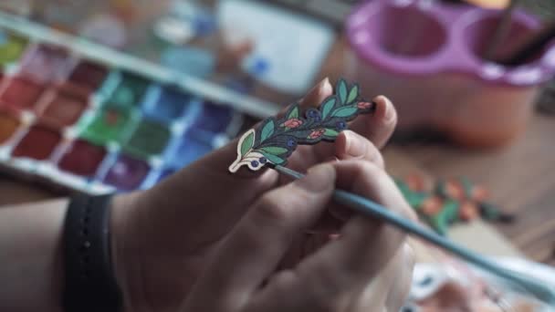 Proceso de decorar broche de madera contrachapada. — Vídeos de Stock