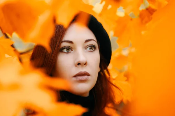 Jesienny romantyczny portret rudej kobiety. — Zdjęcie stockowe