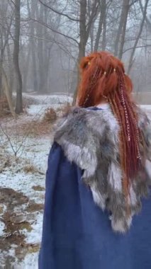 Kostümcülerin amatörce vurularak geri çekilmesi.