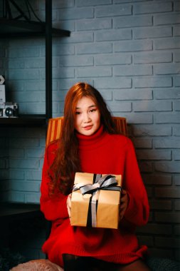 Elinde hediyeyle Asyalı bir kız..