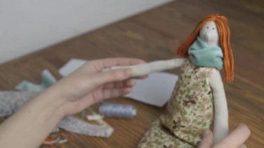 Çiçek desenli, kızıl saçlı bebek..