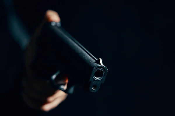 Primer plano de la pistola negra en la mano. — Foto de Stock