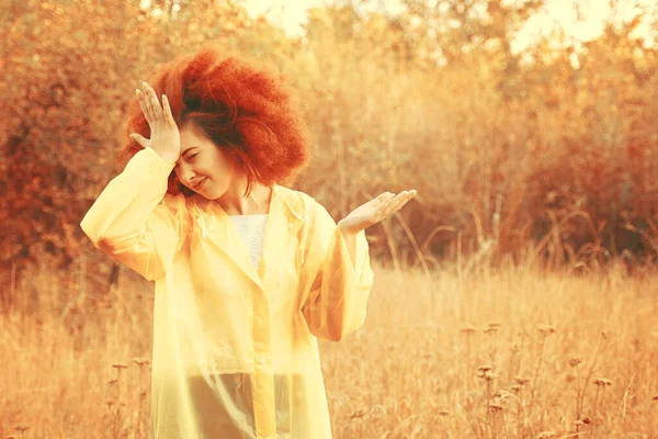 Ritratto di una ragazza sorridente vestita con l'impermeabile. — Foto Stock