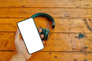 Cep telefonu ve kablosuz kulaklık..