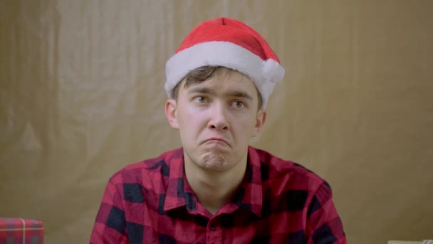 Einsamer melancholischer Mann im karierten Hemd zu Weihnachten. — Stockvideo