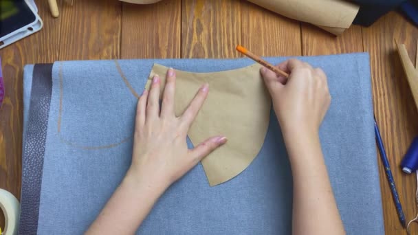 Kobiety ręce rysować wzory papieru kraft na eko-skóry z ołówkiem. — Wideo stockowe