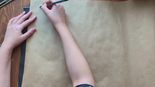Kızıl saçlı kız numaralar yazıyor ve kalemle çizim yapıyor.. — Stok video