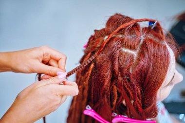 Siyahi kanekalonlu Afrika örgüleri örme işlemi.