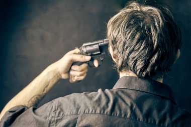 Silahlı bir adam intihar etmeye hazırlanıyor..