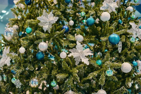 Kerstboom en nieuwjaarsversiering. — Stockfoto
