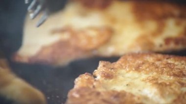 Kızarmış ekmek tereyağında kızarır..