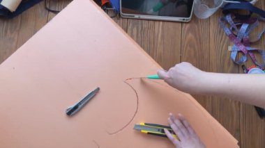 Kadınlar kostüm festivali için Viking baltası yapıyor..