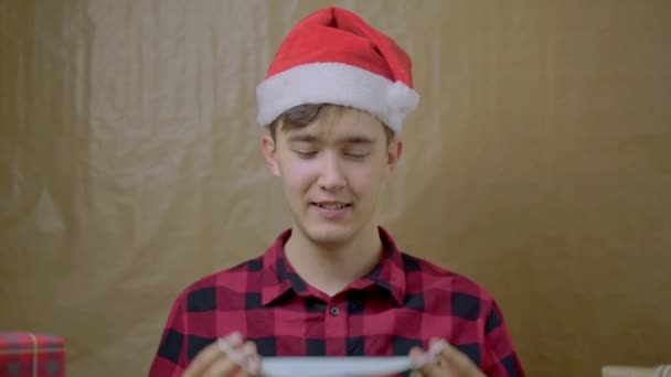 Noel Baba şapkalı adam tıbbi maskesini takıyor.. — Stok video