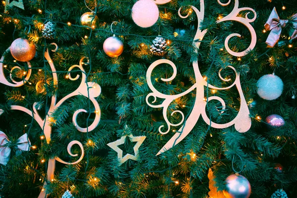 Рождественская елка с украшениями. — стоковое фото