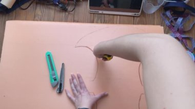 Kadın, kostümlü oyun festivali için Viking baltası yapıyor..