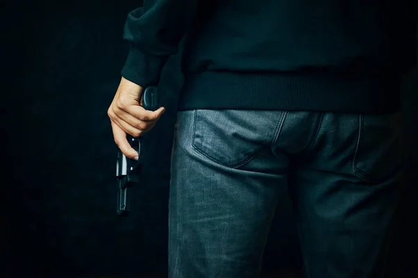 Sötét ruhás férfi fegyvert tart.. — Stock Fotó