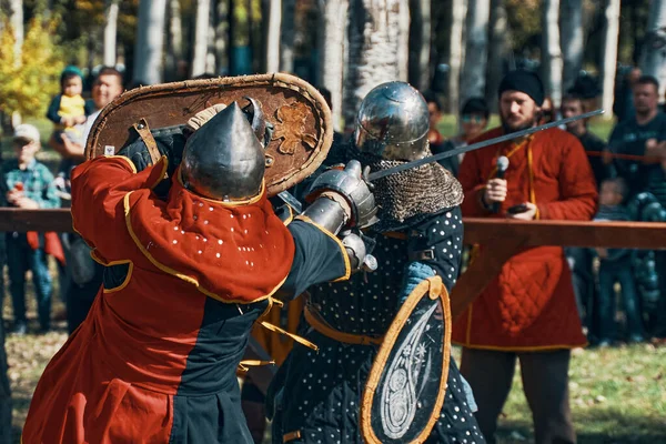 Epická bitva rytířů v brnění a helmách. — Stock fotografie